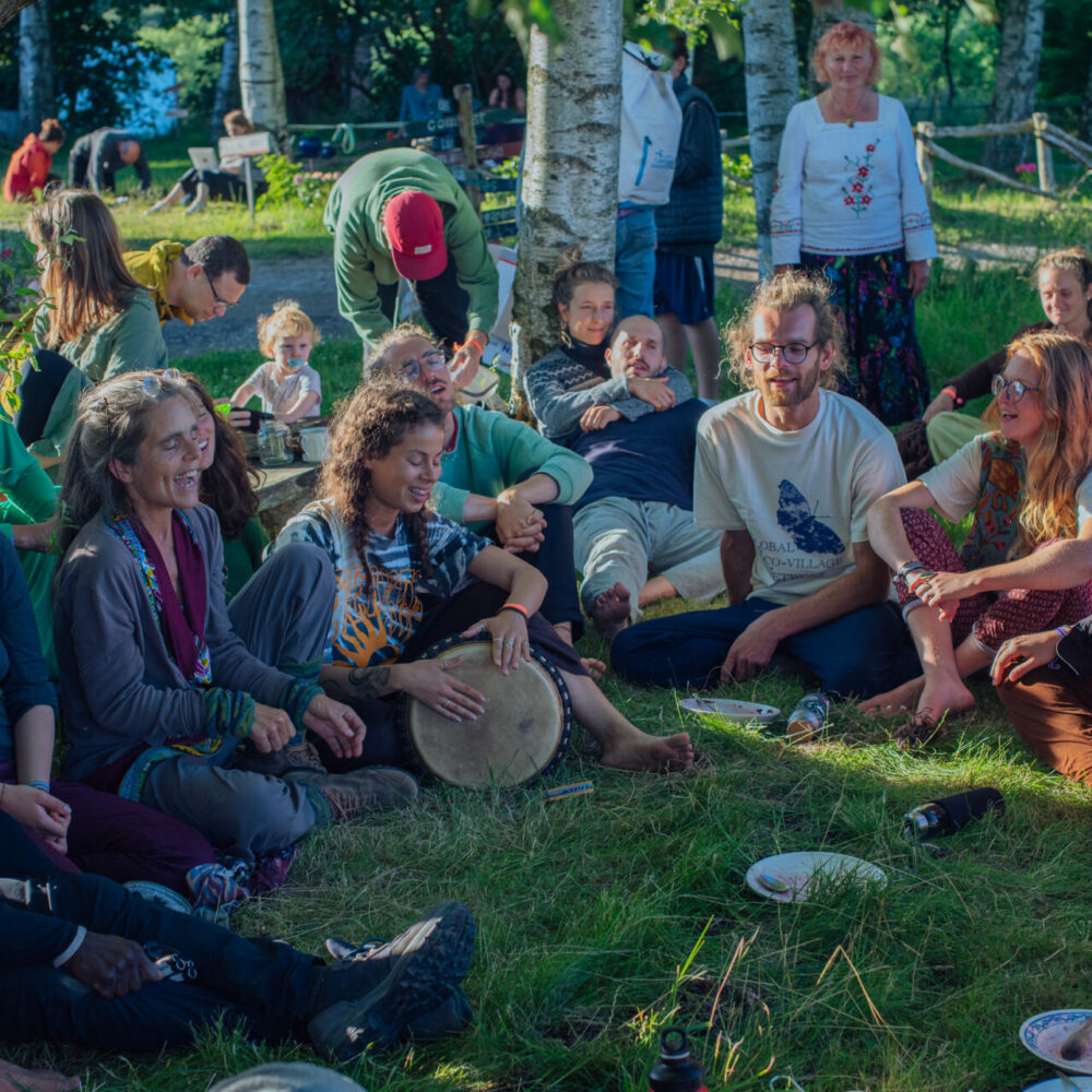 Ny undersøgelse: Man lever både grønnere og gladere i økosamfund